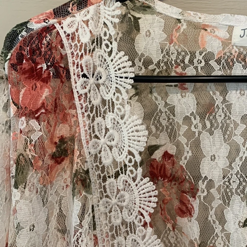 Jolie and Joy Bell Sleeved Floral Cover Up in Lace Size 3XL - Picture 5 of 8